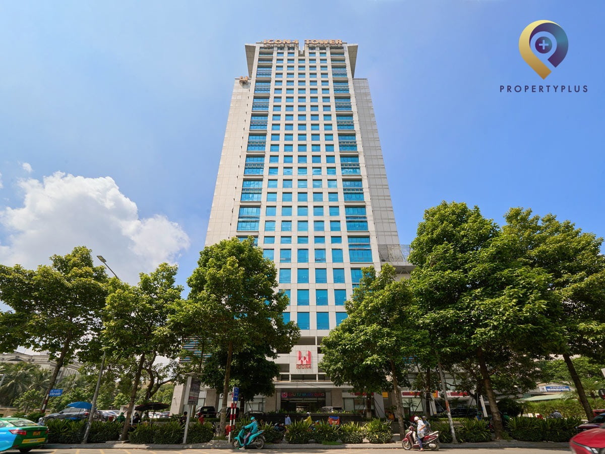 Mặt trước toà nhà ICON4 Tower với cây xanh và không gian thoáng đãng.
